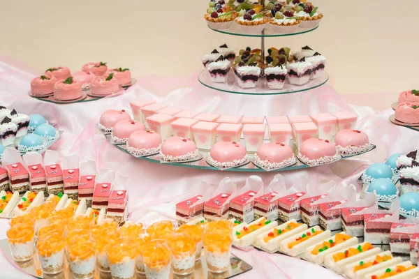 Conjunto de diferentes bolos doces e sobremesas dispostos em um prato. Barra de doces festa — Fotografia de Stock