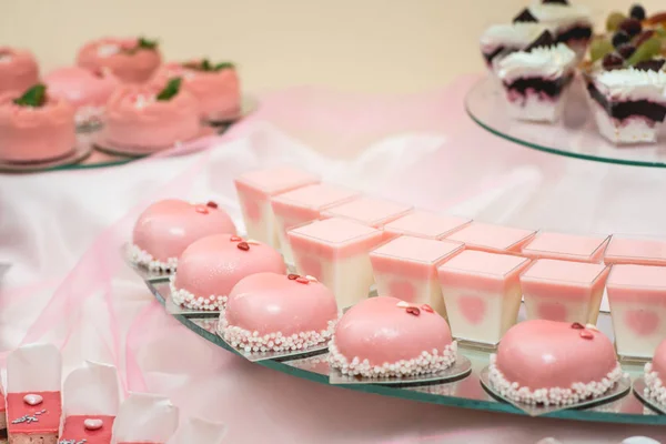 Conjunto de diferentes pasteles dulces y postres dispuestos en un solo plato. Partido barra de caramelo —  Fotos de Stock