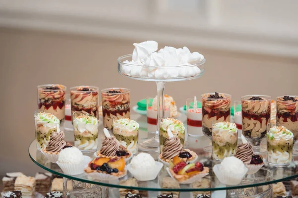 Candybar in un ristorante. Tavolo bianco decorato sciocco di pasticceria dolce — Foto Stock