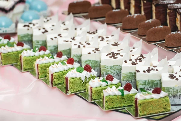 Barra de doces bonito com vários bolos e pastelaria. Doces de casamento — Fotografia de Stock