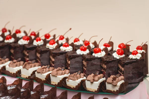 Симпатичный батончик с разнообразной выпечкой и пирогами. Свадебные сладости — стоковое фото