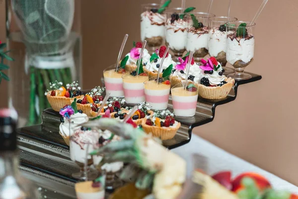 Set mit verschiedenen Süßspeisen und Desserts auf einem Teller. Party-Schokoriegel — Stockfoto