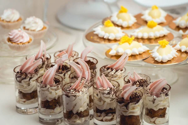 Χαριτωμένο καραμέλα μπαρ με διάφορα γλυκά και κέικ. Γαμήλια γλυκά — Φωτογραφία Αρχείου