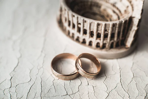 Par de anillos de oro de la boda en la piel agrietada — Foto de Stock