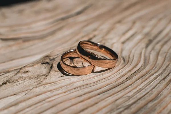 노란 나무 소박한 배경에 황금 반지를 결혼식의 쌍 — 스톡 사진