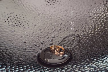 krom kaplama lavabo içinde alyans. ışık yansımaları. su sıçraması