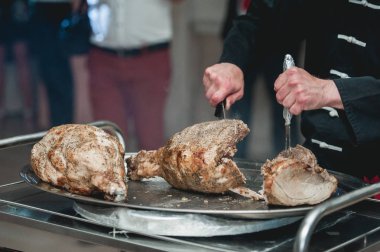 Yakın plan ateşte ızgara et. Yemeklerin restorandaki sunumu çok güzeldi.