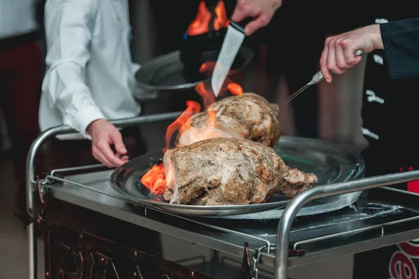 Appetitlich gegrilltes Fleisch in Großaufnahme. Schöne Präsentation der Gerichte im Restaurant — Stockfoto