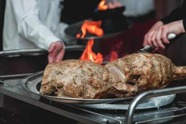 Apetecendo carne grelhada no fogo close-up. bela apresentação dos pratos no restaurante — Fotografia de Stock