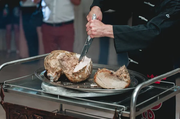 Apetecendo carne grelhada no fogo close-up. bela apresentação dos pratos no restaurante — Fotografia de Stock