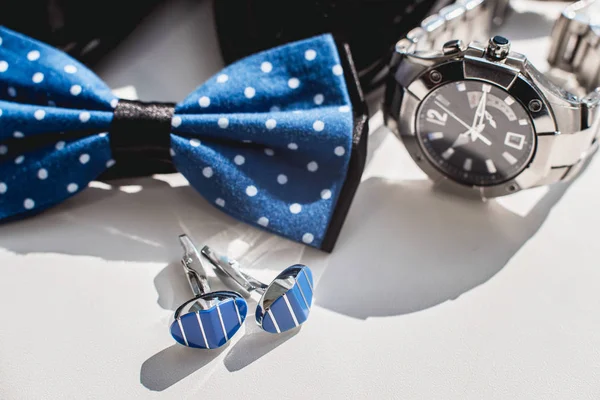 Siyah deri ayakkabı, izle, mavi kravat ve kol düğmeleri, bir beyaz pencere eşiğinde. Resmi elbise için aksesuar.