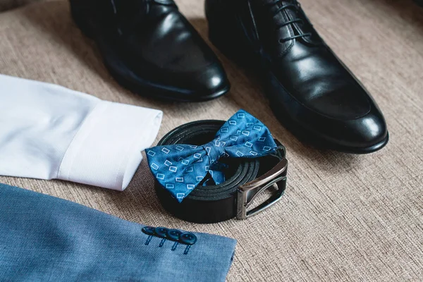 Costume, noeud papillon bleu, chaussures noires en cuir et ceinture. Mariage des mariés matin. Gros plan sur les accessoires homme moderne — Photo