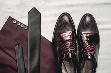 Takım elbise, kravat, beyaz bir tekstil deri ayakkabıları. Düğün sabah mamülleri. Modern insan aksesuarları, yakın çekim