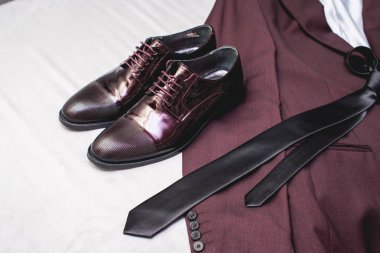 Takım elbise, kravat, beyaz bir tekstil deri ayakkabıları. Düğün sabah mamülleri. Modern insan aksesuarları, yakın çekim