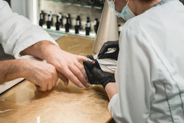 Man Maniküre Meister während der Nagelbehandlung — Stockfoto