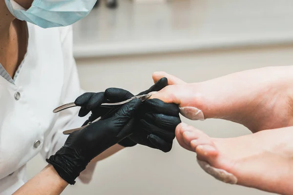 Pedicura profesional del hardware. Paciente en procedimiento médico de la pedicura , — Foto de Stock