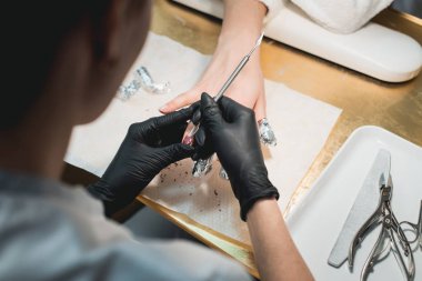 A manikürcü kaldırma yakın çekim yaşlı tırnak cilası biraz aseton ile