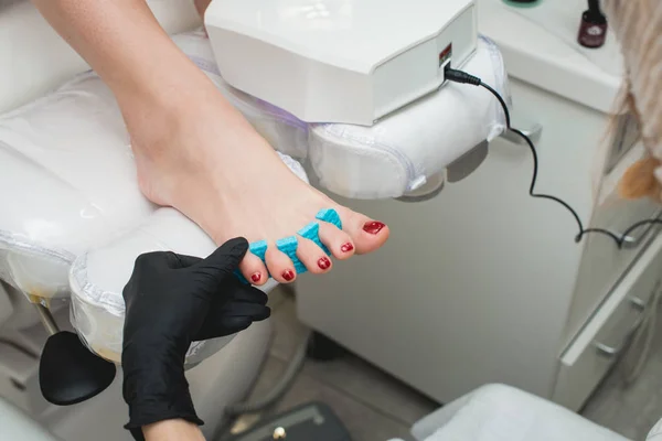 Professionele pedicure master maken pedicure in salon — Stockfoto