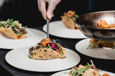 Verme Coleslaw ve Salsa ile baharatlı karides Tacos restoranda Şef