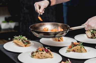 Verme Coleslaw ve Salsa ile baharatlı karides Tacos restoranda Şef