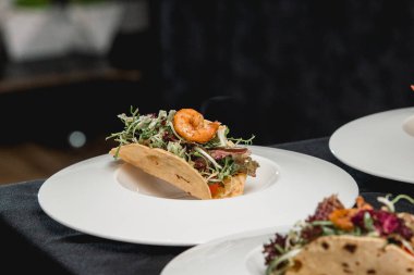 Tablo ile lahana salatası ve Salsa ile baharatlı karides taco yemek için hazır