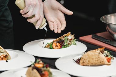 Verme Coleslaw ve Salsa ile baharatlı karides Tacos restoranda Şef