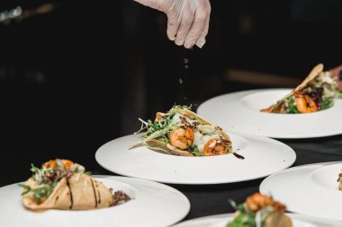 Verme Coleslaw ve Salsa ile baharatlı karides Tacos restoranda Şef
