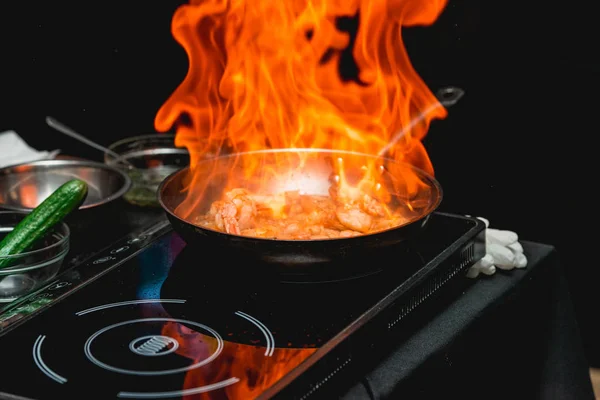 O chef cozinha o camarão em uma frigideira de metal — Fotografia de Stock