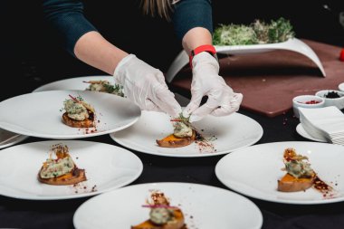 birkaç beyaz tabak pişmiş tatlı kabak ve Guakamole siyah bir tablo. Restoranda Meksika mutfağı
