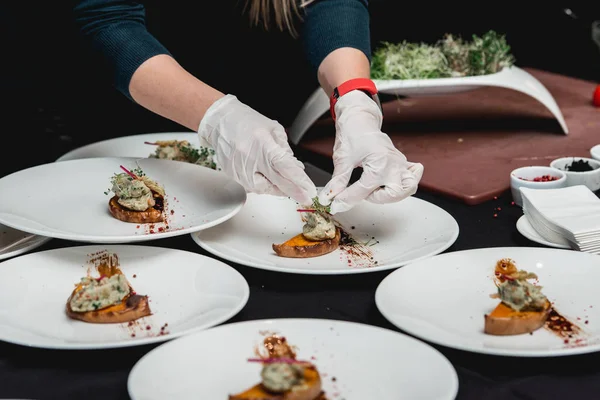 birkaç beyaz tabak pişmiş tatlı kabak ve Guakamole siyah bir tablo. Restoranda Meksika mutfağı