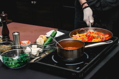 sağlıklı taze salata veya sığır eti ile fajitos yapma Şef. Kolay, ama lezzetli, sağlıklı. Ulusal Meksika yemeği, taze oganic gıda.