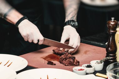 eller sağlıklı taze salata veya sığır eti ile fajitos yapma Şef. Kolay, ama lezzetli, sağlıklı. Ulusal Meksika yemeği, taze oganic gıda.