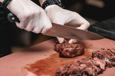 eller sağlıklı taze salata veya sığır eti ile fajitos yapma Şef. Kolay, ama lezzetli, sağlıklı. Ulusal Meksika yemeği, taze oganic gıda.