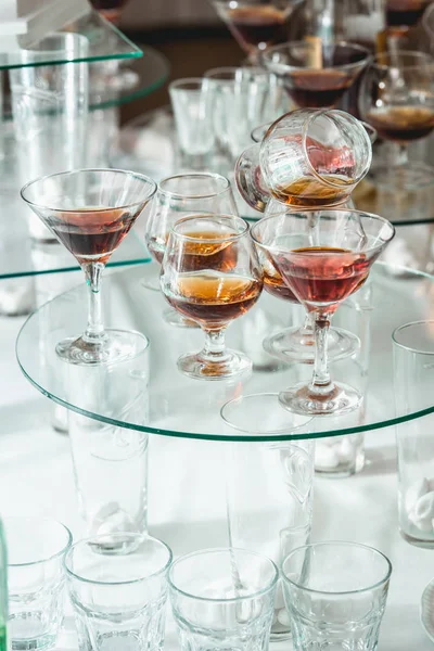 Diferentes bebidas alcohólicas en un soporte de vidrio. vino, champán, coñac, vodka, martini — Foto de Stock