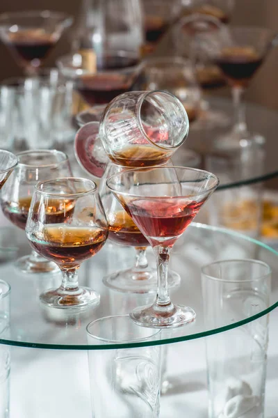 Verschillende alcohol drinkt op een glas staan. wijn, champagne, cognac, wodka, martini — Stockfoto