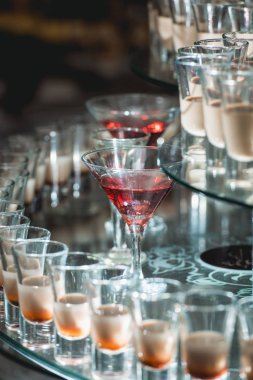 bir cam stand farklı alkollü içecekler. şarap, şampanya, konyak, votka, martini