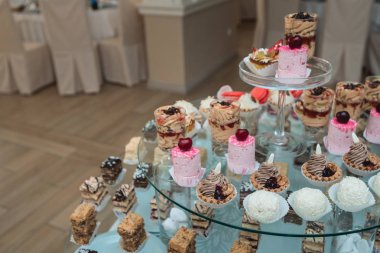 Şeker bir restoranda. Tatlı pasta beyaz masa aptal dekore edilmiş