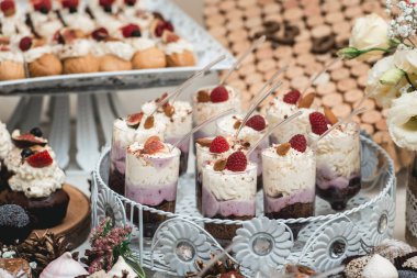 Şeker bir restoranda. Tatlı pasta beyaz masa aptal dekore edilmiş