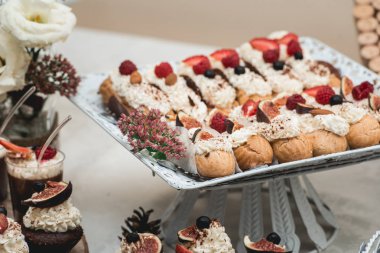 Şeker bir restoranda. Tatlı pasta beyaz masa aptal dekore edilmiş