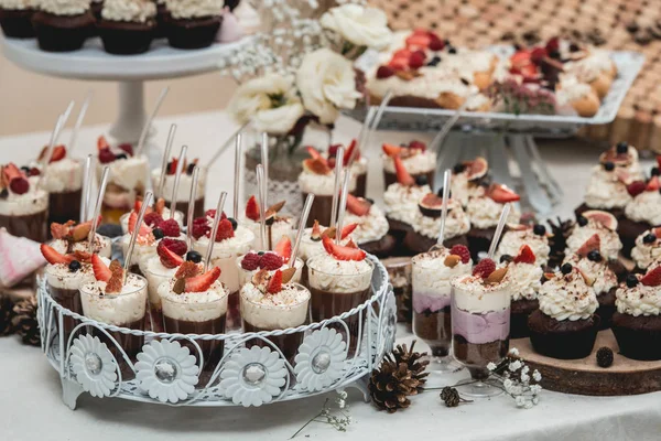 Candybar num restaurante. Mesa branca decorada tolo de doce pastelaria — Fotografia de Stock