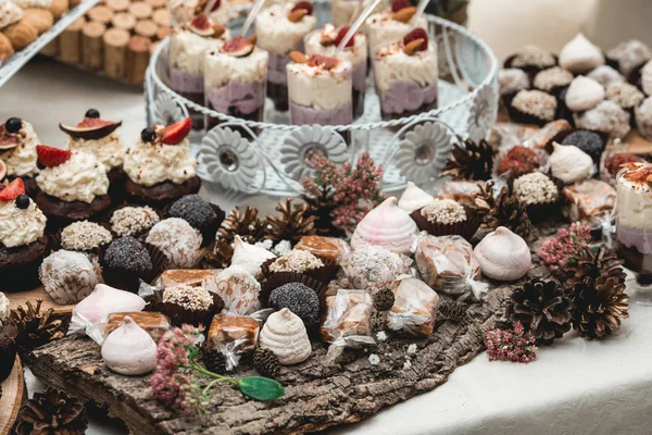 Candybar num restaurante. Mesa branca decorada tolo de doce pastelaria — Fotografia de Stock