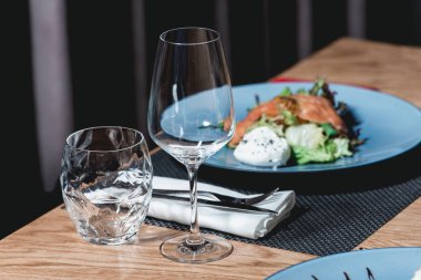 yumurta bir restoranda lezzetli somon salatası. küçük bir kısmı