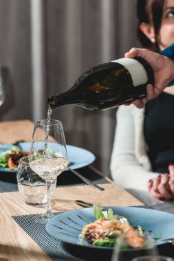 sommelier şarap tadımı, cam içine şampanya dökme