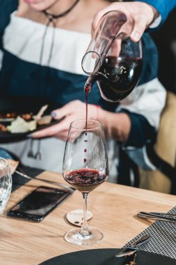 sommelier şarap tadımı, cam içine şampanya dökme