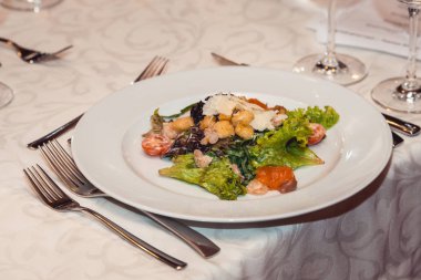 yumurta bir restoranda lezzetli somon salatası. küçük bir kısmı