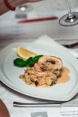 soslu restoranda lezzetli balık fileto kısmı. küçük bir kısmı