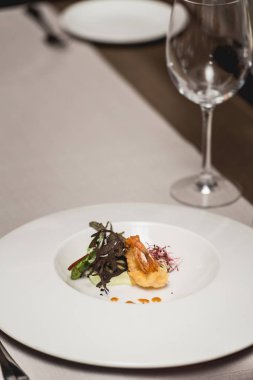 bir restoranda lezzetli karides. küçük bir kısmı