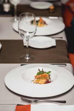 bir restoranda lezzetli karides. küçük bir kısmı