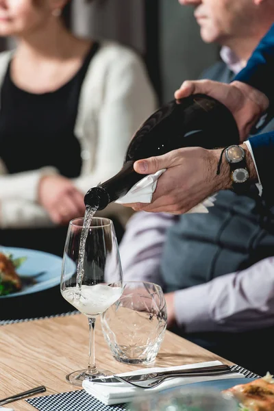 sommelier şarap tadımı, cam içine şampanya dökme