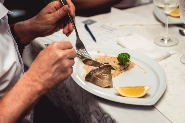 Часть вкусного рыбного филе в соусе в ресторане. небольшая порция — стоковое фото